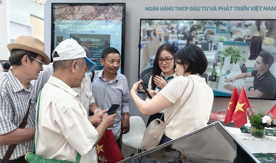 Cán bộ BIDV kịp thời hướng dẫn Nhân dân liên kết tài khoản ngân hàng trên ứng dụng VneID để nhận quà từ Chính phủ