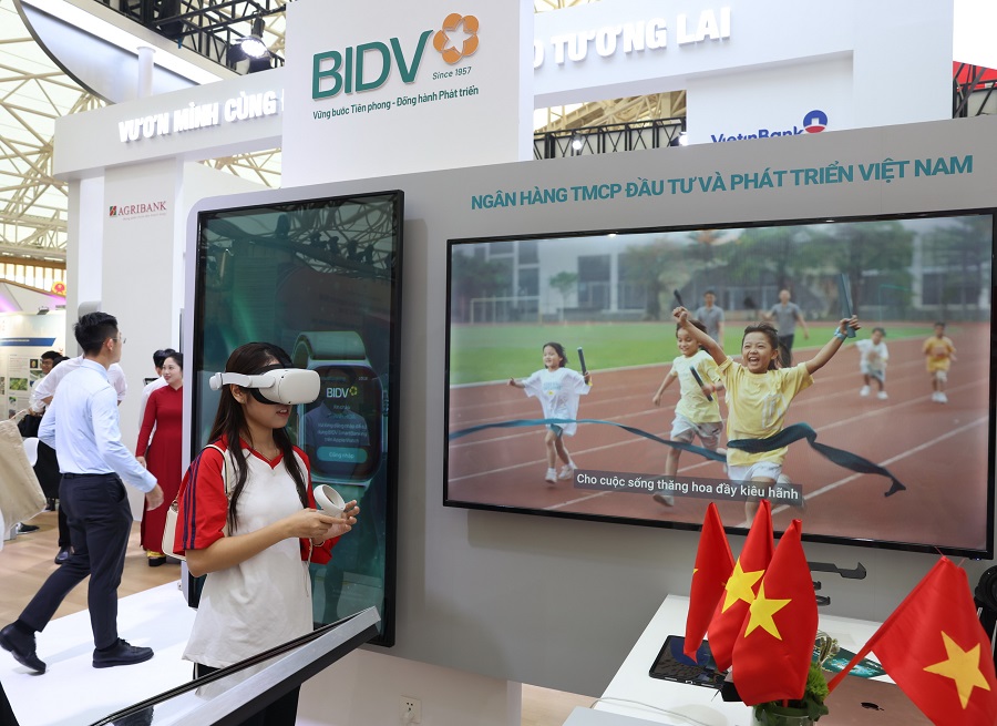 Gian trưng bày của BIDV kết hợp giữa yếu tố lịch sử và hiện đại, công nghệ và trải nghiệm thực tế