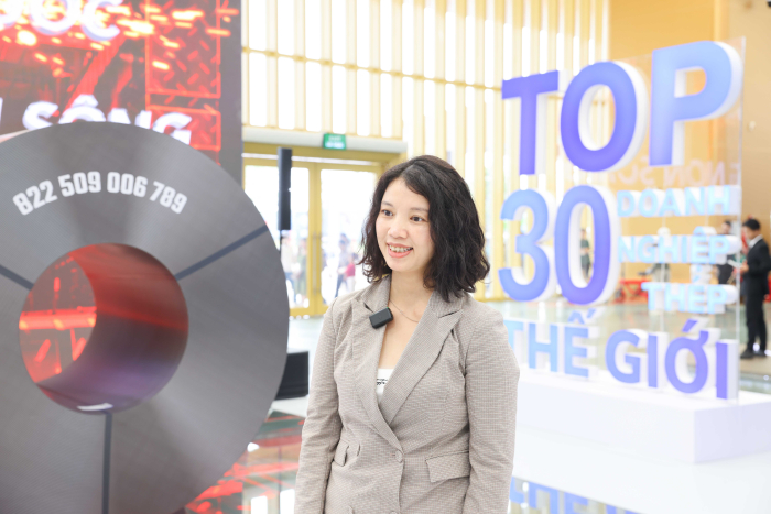 Bà Nguyễn Thu Huyền, Giám đốc kinh doanh Văn phòng đại diện GS Global Corp ấn tượng với hệ thống các sản phẩm thép trưng bày của Hòa Phát