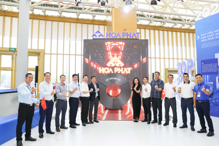 Bà Trần Thị Thu Hiền, Phó Tổng giám đốc Tập đoàn Hòa Phát, Ban giám đốc các Công ty thành viên và trưởng phó các bộ phận trước cuộn HRC - sản phẩm mà chưa doanh nghiệp Việt Nam nào sản xuất được ngoài Hòa Phát