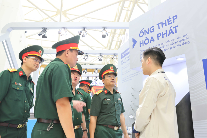 Gian hàng Hòa Phát được thiết kế mở giúp khách tham quan dễ dàng tiếp cận thông tin