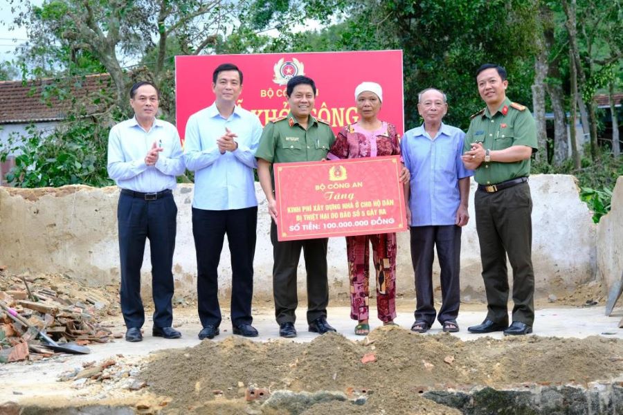 Trao 100 triệu đồng hỗ trợ xây dựng nhà mới cho bà Nguyễn Thị Lộc.