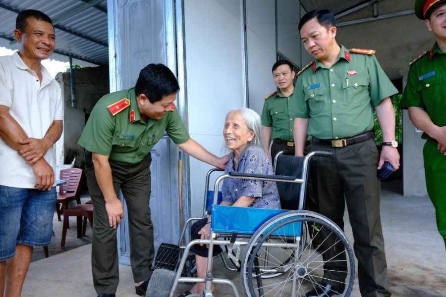 Thăm hỏi động viên bà Hoàng Thị Lam.