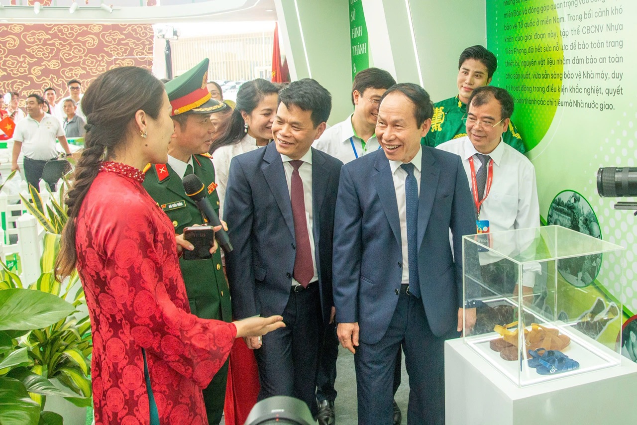 Lãnh đạo TP. Hải Phòng tham quan gian hàng tại Triển lãm đặc biệt “80 năm Việt Nam – Hành trình đến kỷ nguyên mới”