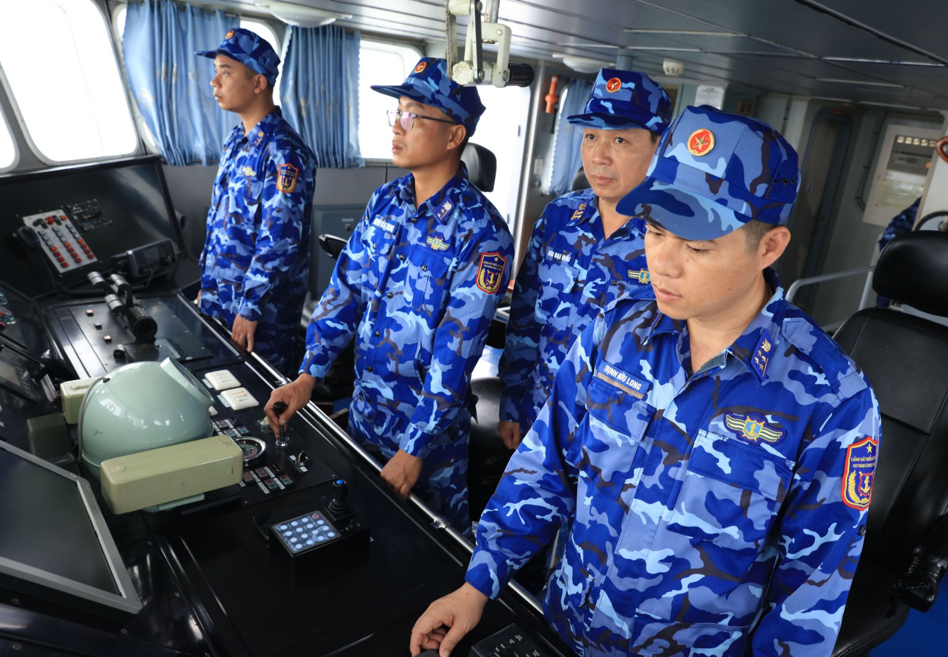 Đại tá Bùi Đại Hải - Phó Chủ nhiệm Chính trị Cảnh sát biển theo dõi tàu CSB 4035 trong quá trình tổ chức tuần tra, kiểm tra, kiểm soát trên thực địa.