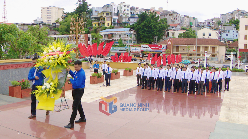 Ban Chấp hành Đảng bộ Than Quảng Ninh dâng hoa, dâng hương tại Đài tưởng niệm các Anh hùng liệt sĩ (phường Hồng Gai).