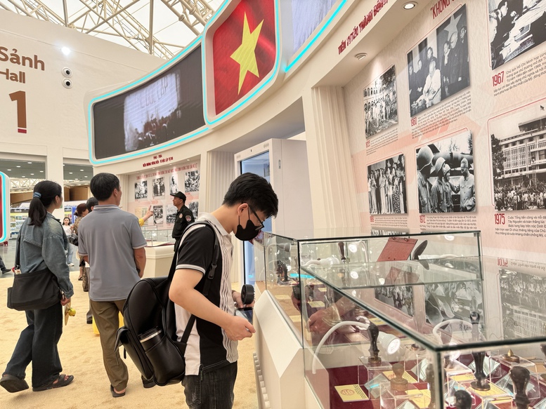 Chăm chú tìm hiểu câu chuyện của những con dấu lần đầu tiên được trưng bày - Ảnh: VGP/Thu Cúc