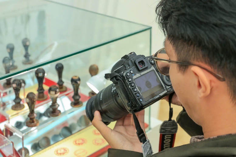 Khách tham quan lưu giữ lại hình ảnh các con dấu - Ảnh: VGP/Nhật Bắc