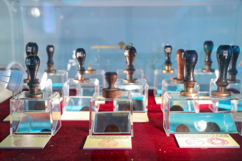 Những con dấu được trưng bày không chỉ là hiện vật hành chính, mà còn là dấu ấn lịch sử, lưu giữ câu chuyện về sự hình thành, phát triển và khẳng định vị thế quốc gia trên trường quốc tế - Ảnh: VGP/Nhật Bắc