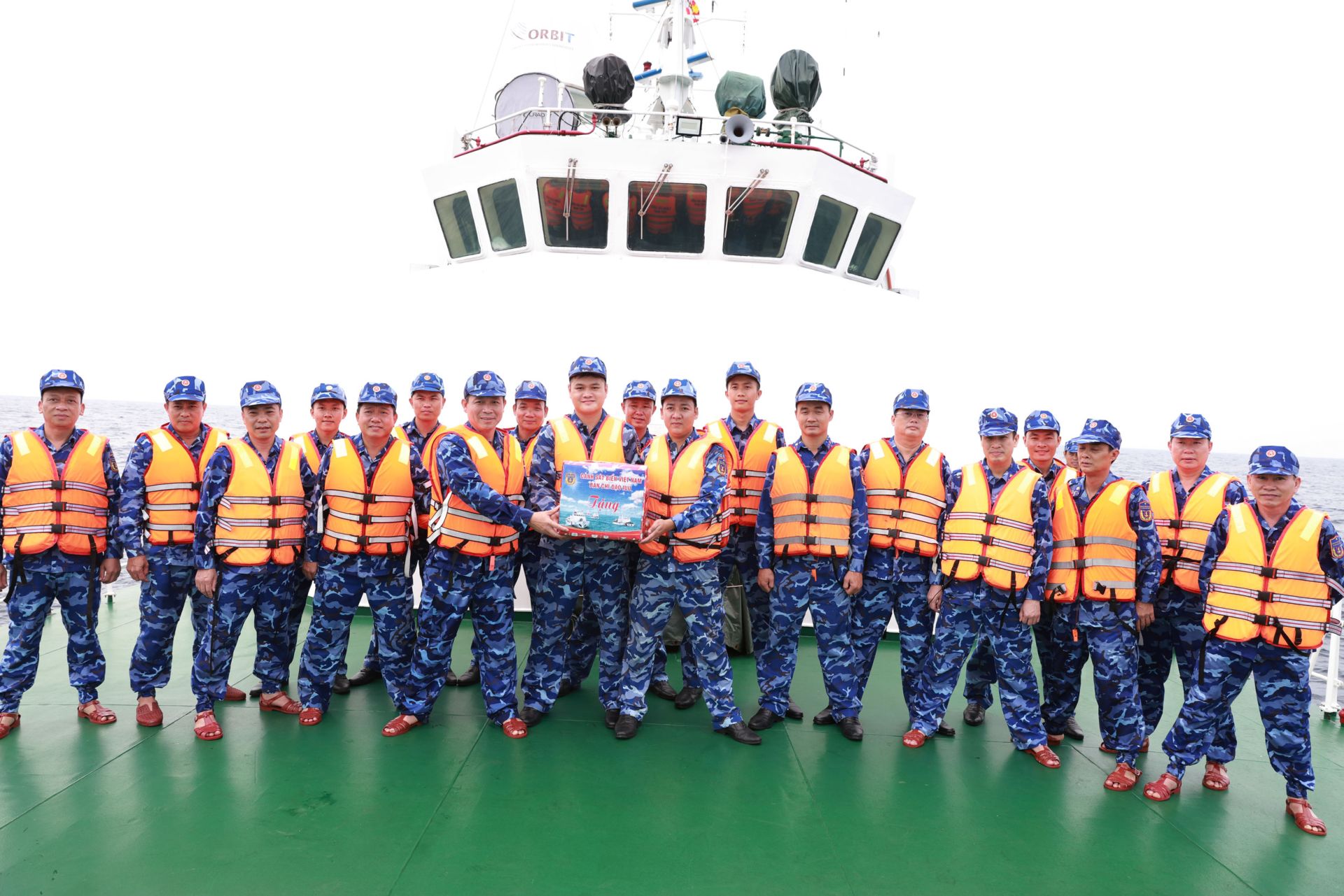 Đoàn công tác đã lên tàu CSB 4039 kiểm tra và tặng quà động viên cán bộ, nhân viên.