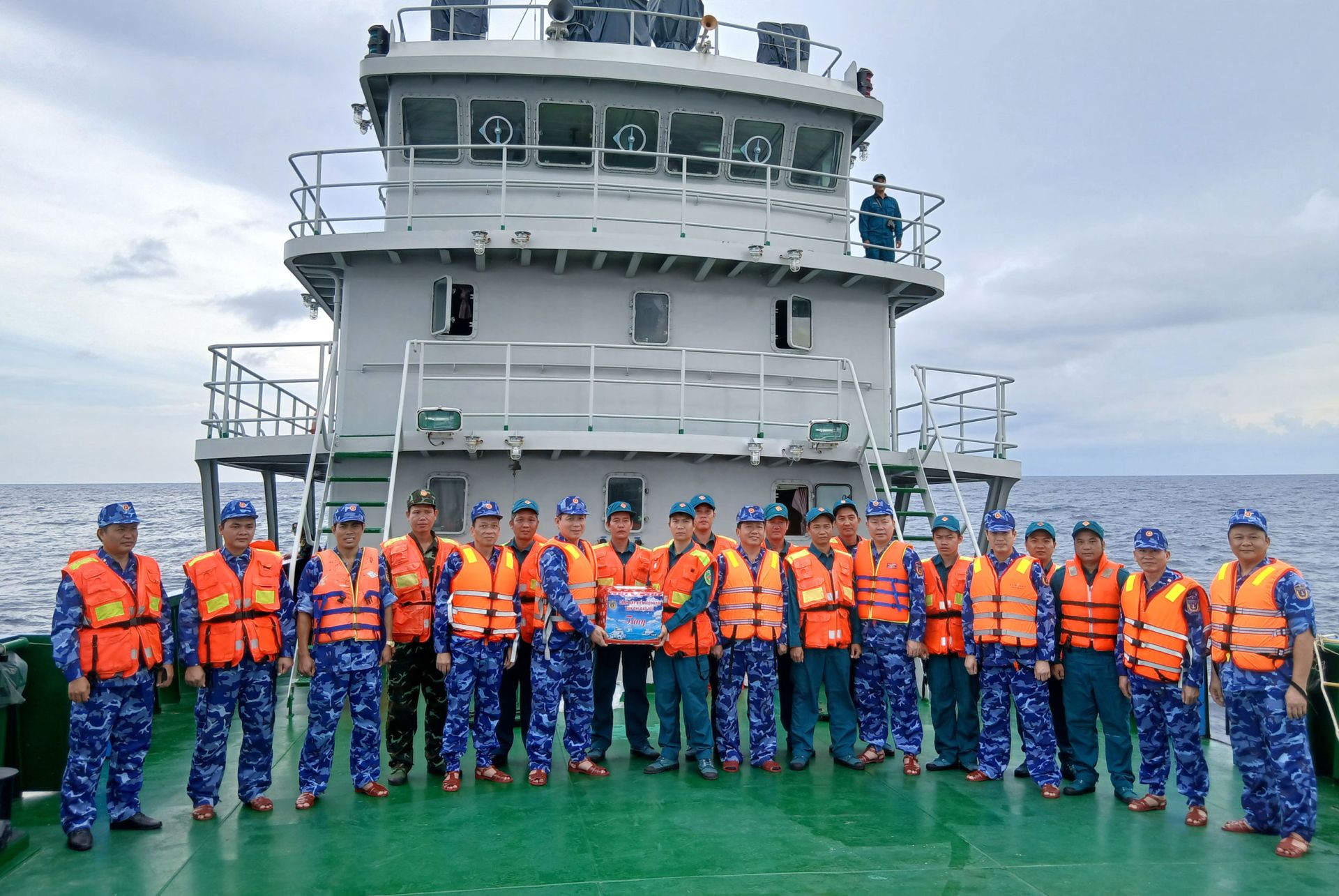 Đoàn công tác thăm, tặng quà, động viên tàu Dân quân thường trực.