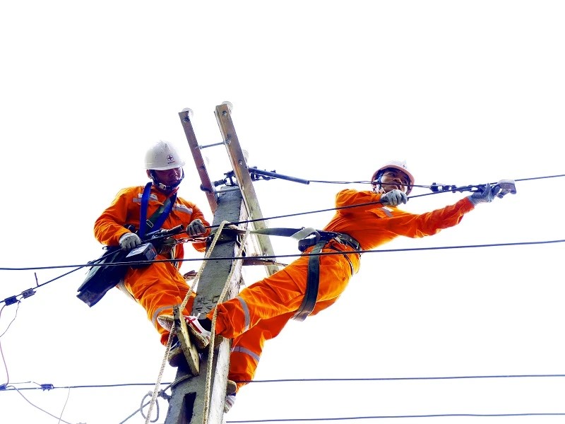 Đội quản lý Điện lực khu vực trực thuộc PC Thanh Hóa chỉnh trang, cải tạo hệ thống điện nhằm đảm bảo cấp điện an toàn, ổn định. Đội quản lý Điện lực khu vực trực thuộc PC Thanh Hóa chỉnh trang, cải tạo hệ thống điện nhằm đảm bảo cấp điện an toàn, ổn định.