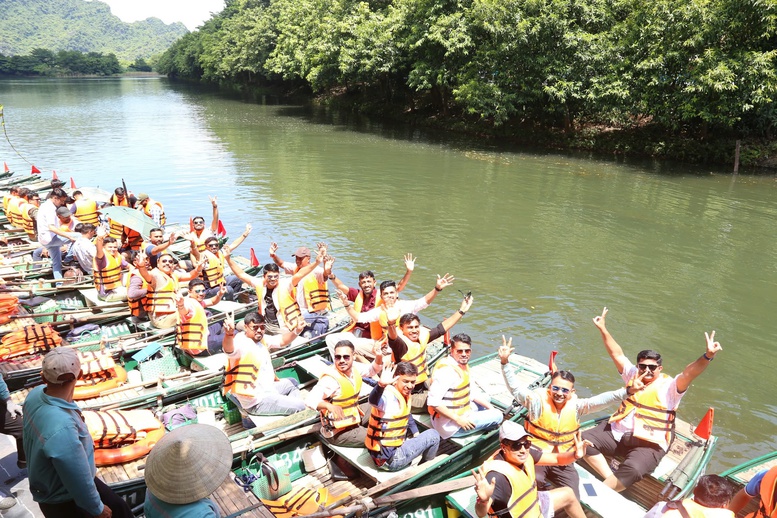 Khách du lịch quốc tế thăm quan, trải nghiệm tại Tràng An, Ninh Bình