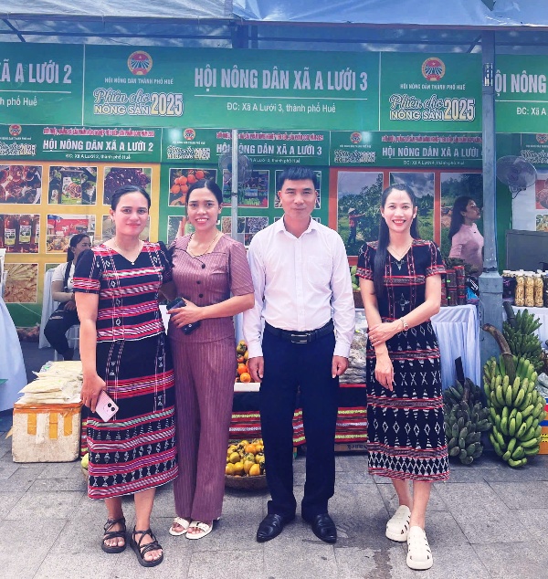 Gian hàng các xã A Lưới rất thu hút người tiêu dùng