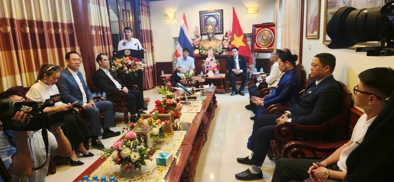 Ông Nguyễn Văn Dương, Phó Bí thư Đảng ủy, Phó Giám đốc Khu Di tích Chủ tịch Hồ Chí Minh tại Phủ Chủ tịch phát biểu tại buổi làm việc với Khu Di tích Chủ tịch Hồ Chí Minh tại tỉnh Udon Thani ngày 27/8/2025