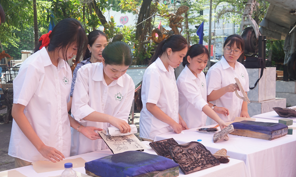 Các em học sinh trải nghiệm công đoạn làm tranh dân gian Đông Hồ.