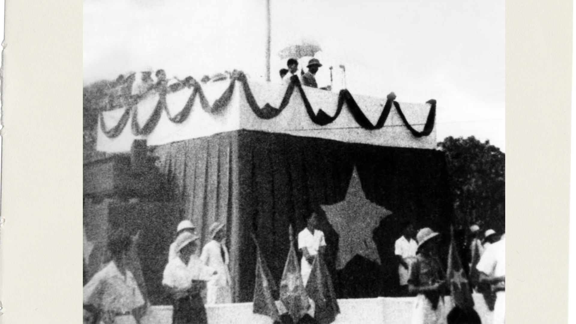 Đông đảo nhân dân tập trung tại Quảng trường Ba Đình nghe Chủ tịch Hồ Chí Minh đọc Tuyên ngôn Độc lập sáng 2/9/1945. (Ảnh: TTXVN)