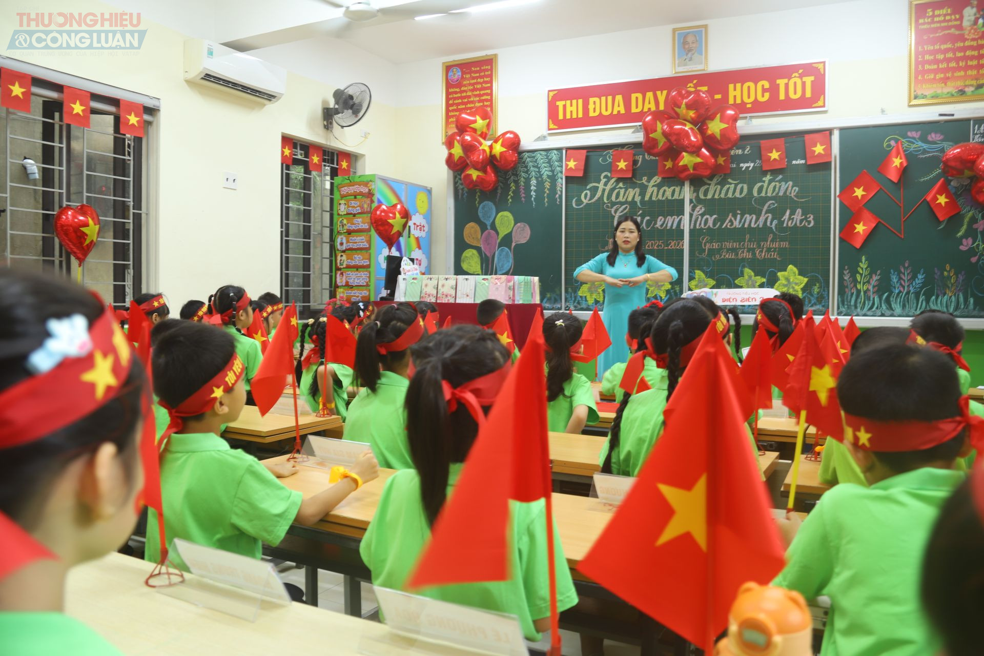 Trong buổi học đầu tiên, giáo viên chủ nhiệm lớp 1 đã hướng dẫn học sinh các hoạt động thông thường như xếp hàng vào lớp, sinh hoạt đầu giờ, giơ tay phát biểu trong giờ học