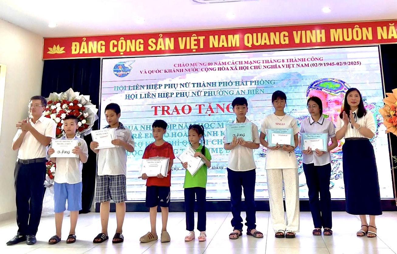 Hội Liên hiệp Phụ nữ phường An Biên trao quà cho trẻ em có hoàn cảnh khó khăn
