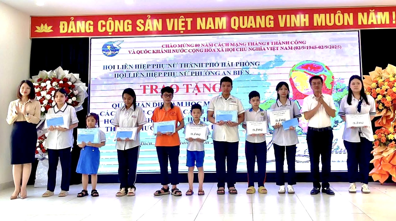 Trao quà cho trẻ em có hoàn cảnh khó khăn. Trao quà cho trẻ em có hoàn cảnh khó khăn.