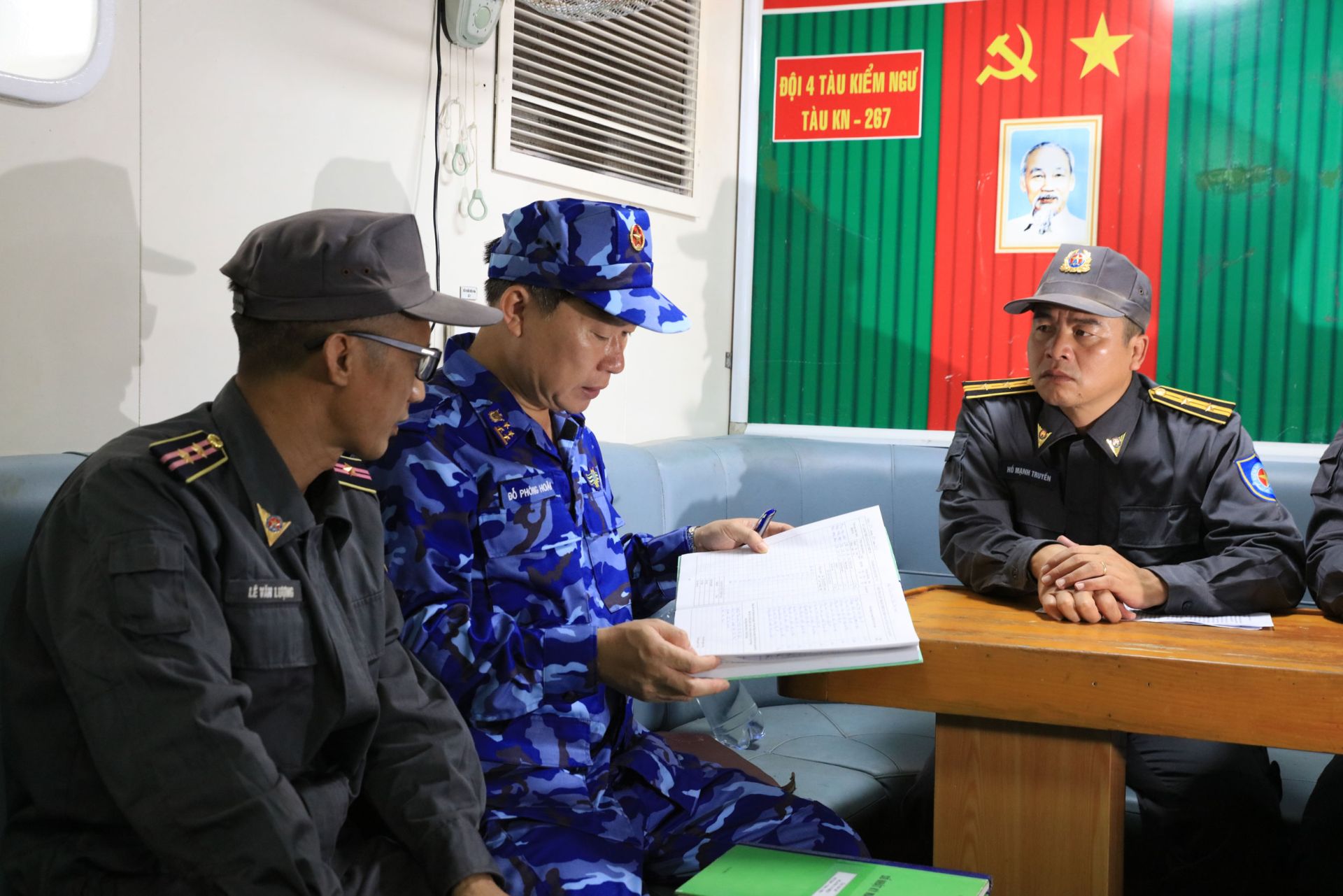 Kiểm tra sổ sách đăng ký trên tàu Kiểm ngư 267.