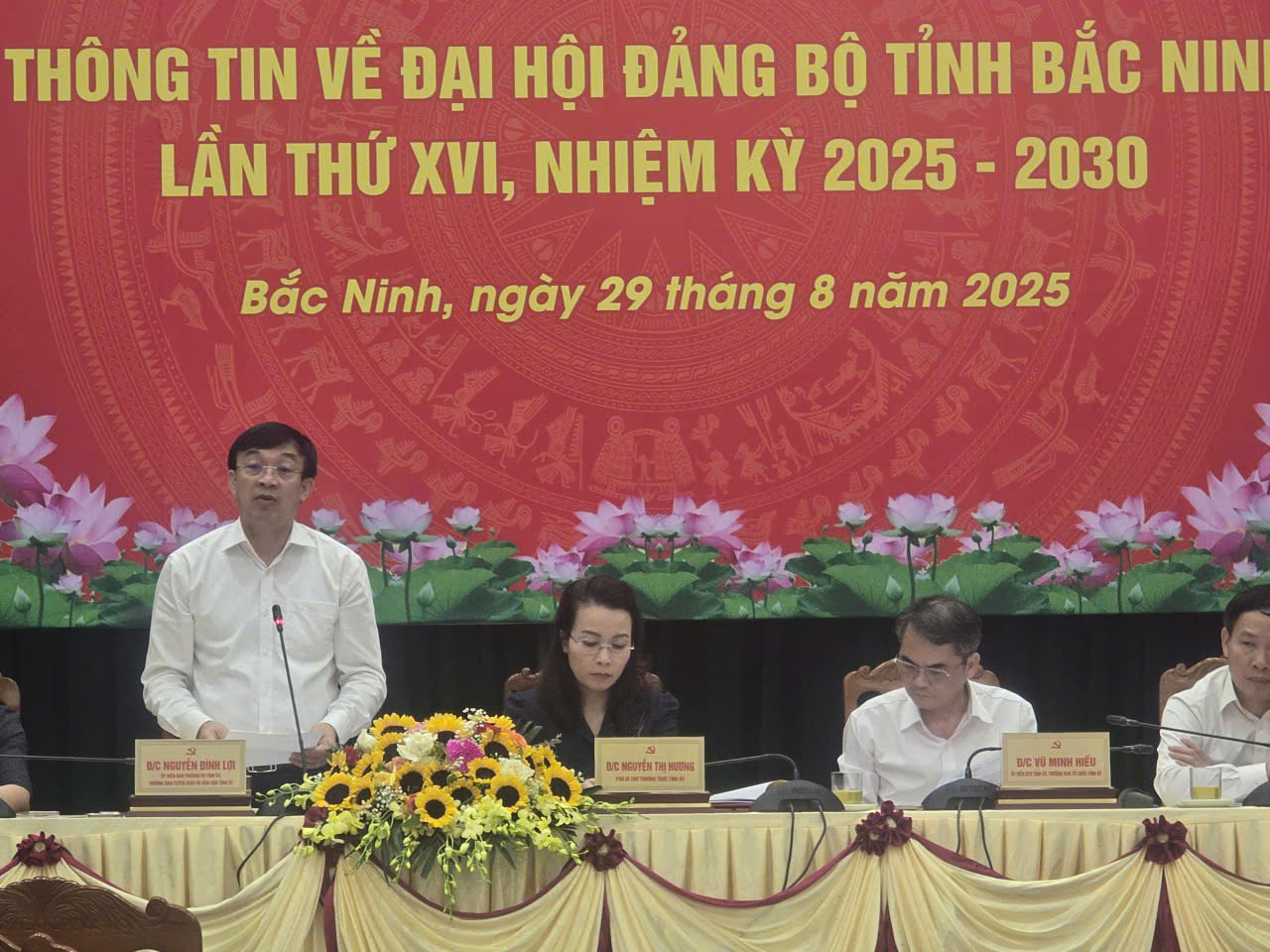 Đồng chí Nguyễn Đình Lợi Trưởng ban Tuyên giáo và Dân vận tỉnh Bắc Ninh trao đổi tại buổi họp báo.