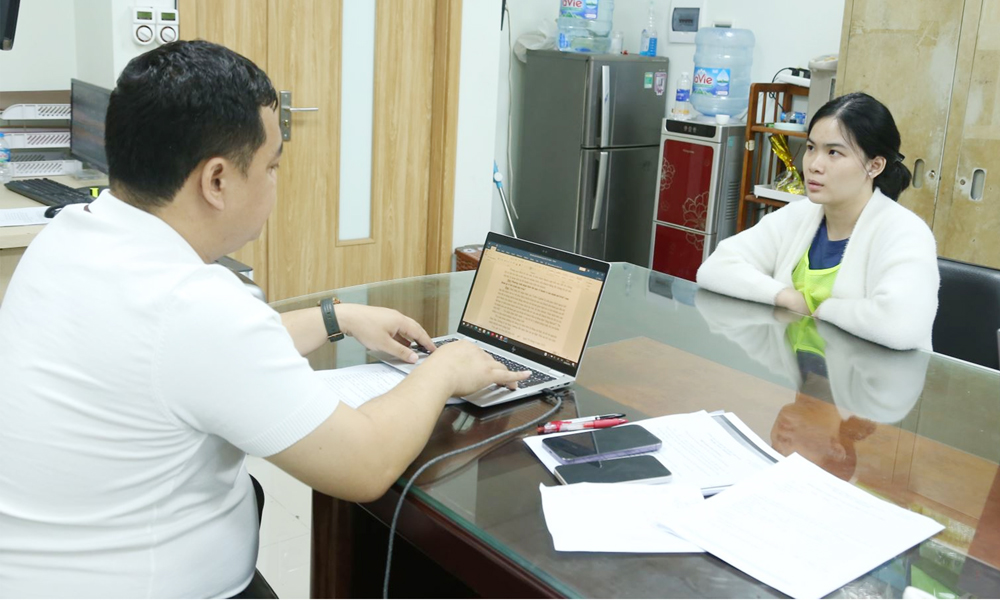 Điều tra viên Phòng Cảnh sát hình sự lấy lời khai của đối tượng Phạm Trần Phương Anh.