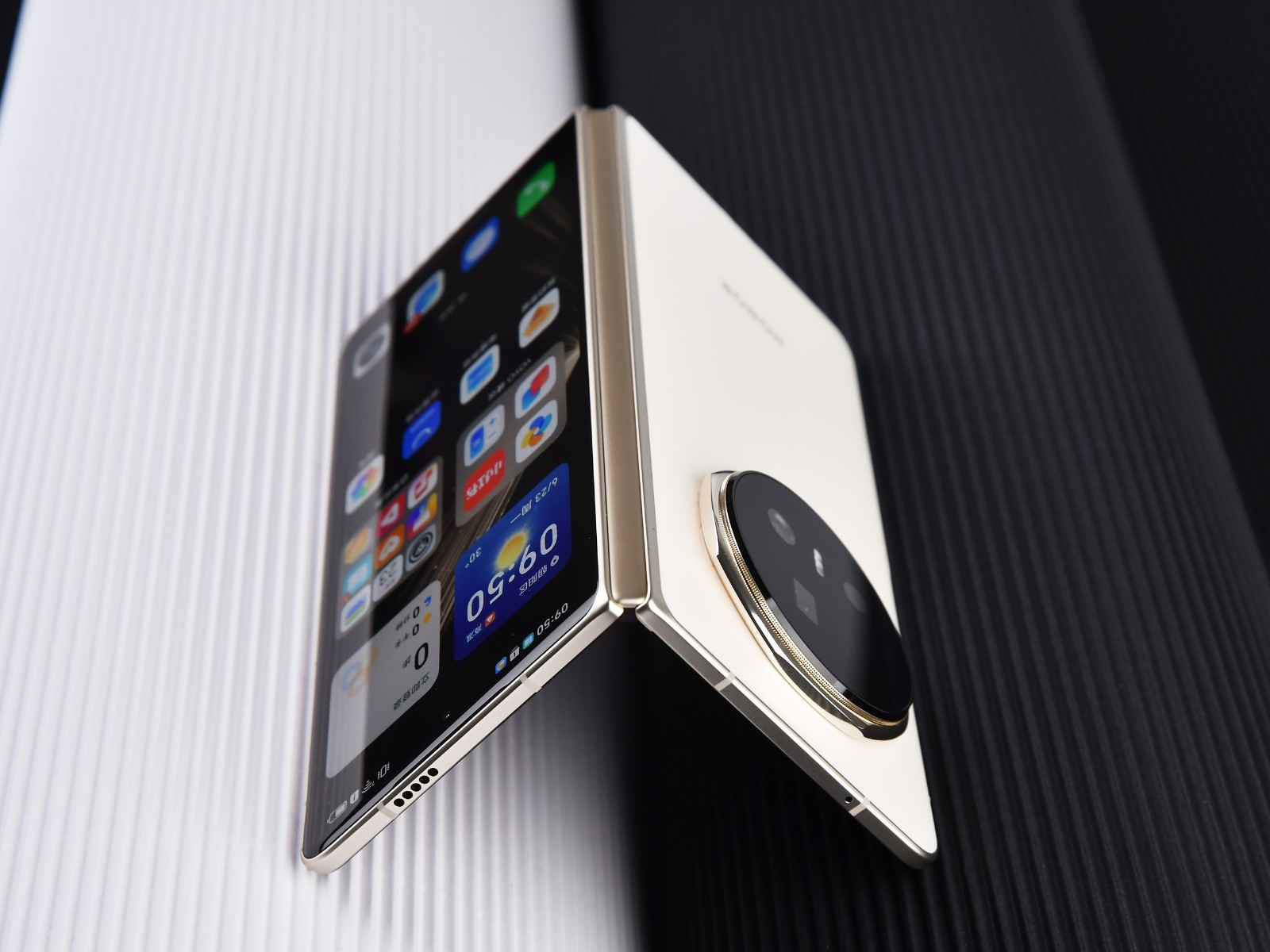 Điện thoại gập mỏng nhất thế giới của Honor chính thức ra mắt tại Châu Âu