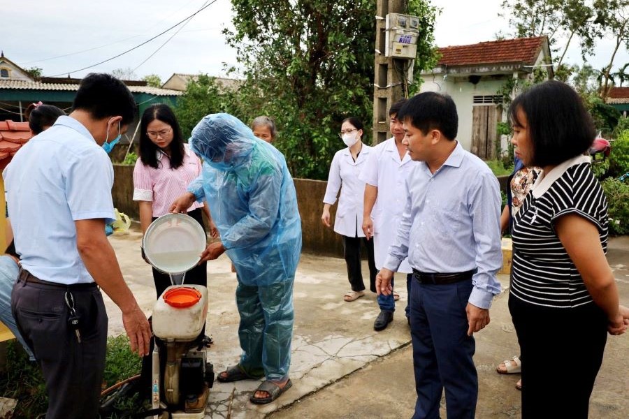 Phun hóa chất khử khuẩn cho Nhân dân vùng ngập lụt.