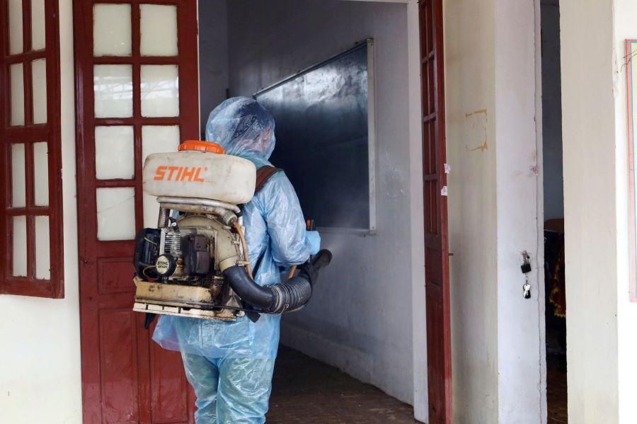 Phun hóa chất khử khuẩn tại trường THPT Hà Huy Tập.