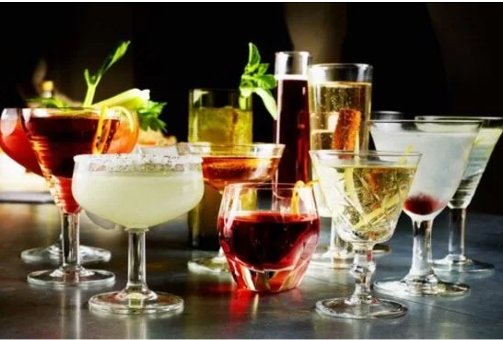 Chị em bị đau bụng kinh cũng nên tránh uống rượu bia