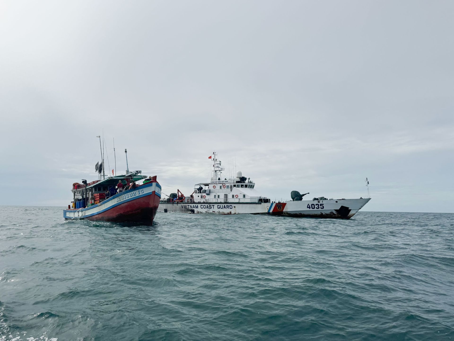 Tàu CSB 4035 tiếp cận tàu cá của ngư dân để tiến hành kiểm tra.