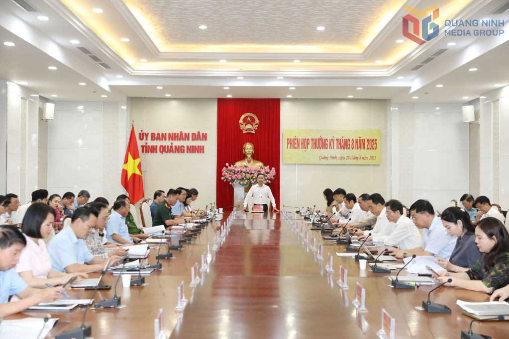UBND tỉnh Quảng Ninh họp thường kỳ tháng 8