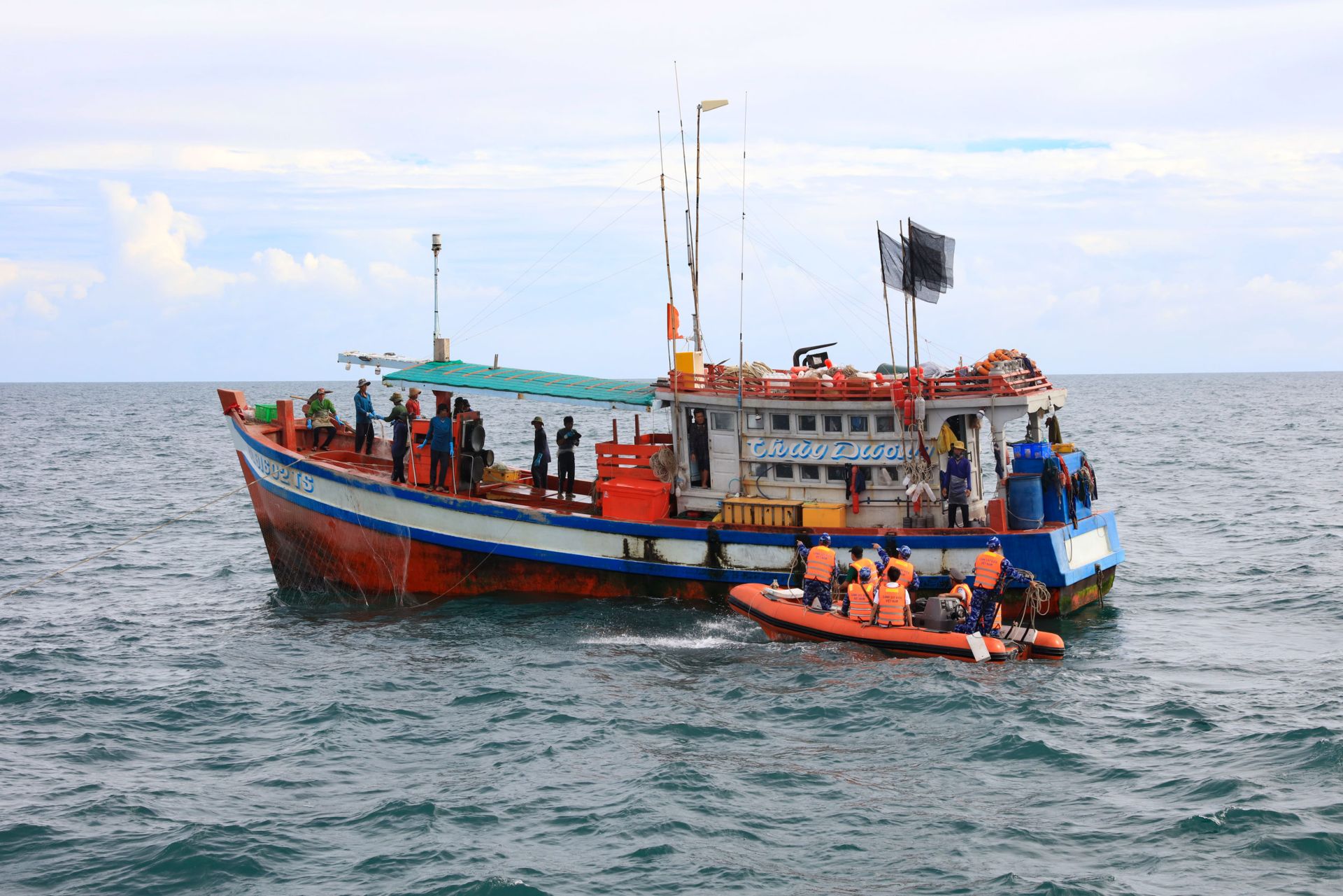 Tổ công tác tiếp cận tàu cá của ngư dân để kiểm tra.
