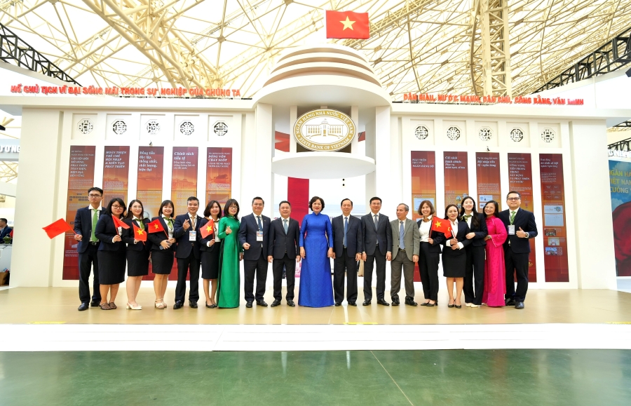Thống đốc NHNN Nguyễn Thị Hồng cùng các lãnh đạo NHNN chụp ảnh lưu niệm với Ban lãnh đạo và CBNV Vietcombank tại không gian triển lãm ngành ngân hàng.