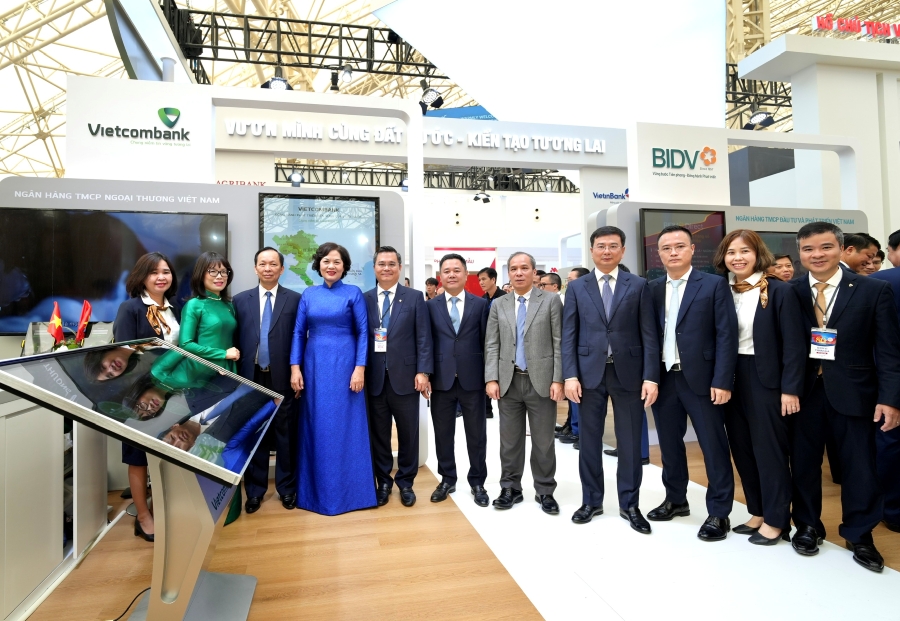 Thống đốc NHNN Nguyễn Thị Hồng và các lãnh đạo NHNN chụp ảnh lưu niệm tại không gian trải nghiệm của Vietcombank