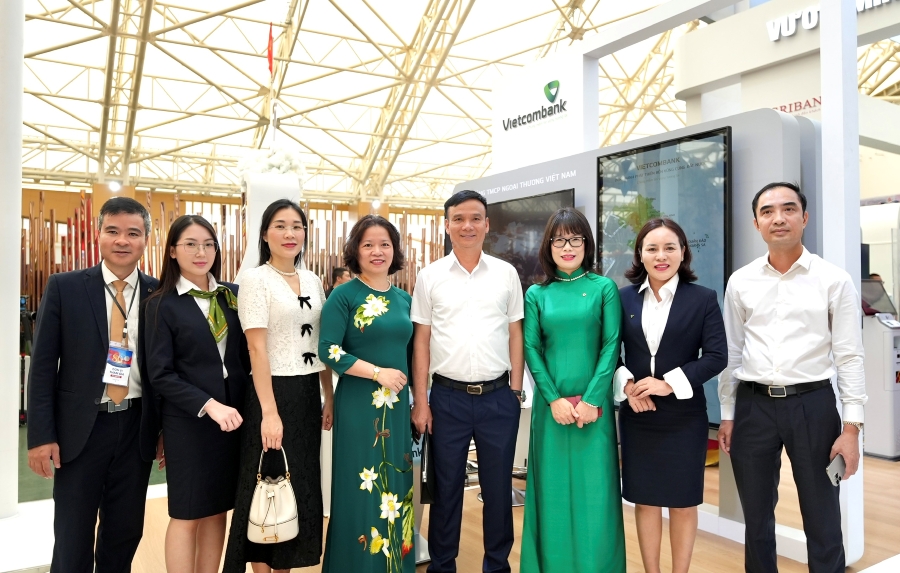 Đại biểu và khách mời thăm không gian trải nghiệm Vietcombank