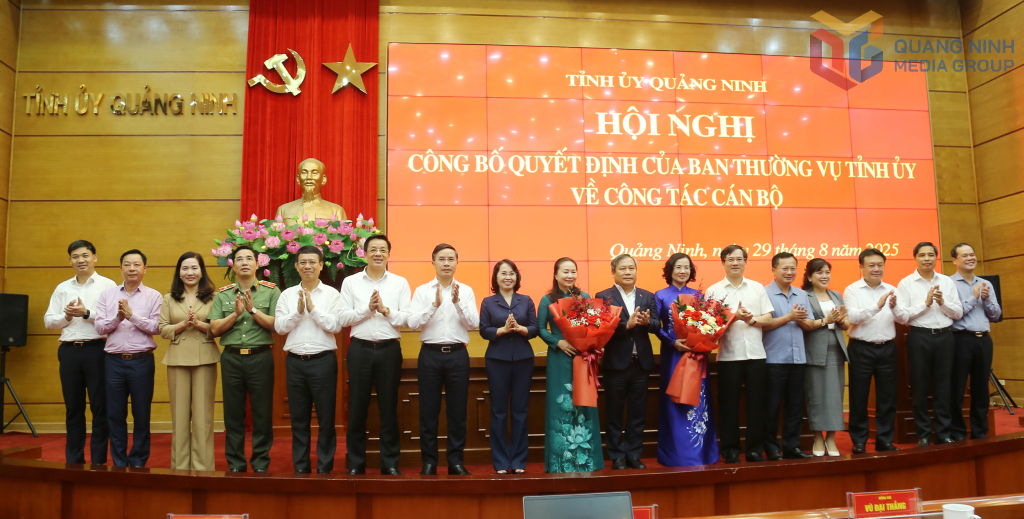 Ban Thường vụ Tỉnh ủy tặng hoa chúc mừng bà Bùi Thúy Phượng và bà Vi Ngọc Bích. Ban Thường vụ Tỉnh ủy tặng hoa chúc mừng bà Bùi Thúy Phượng và bà Vi Ngọc Bích.