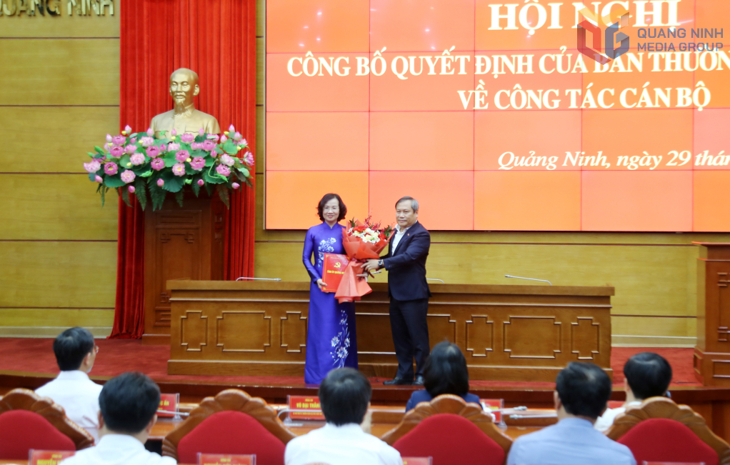 Ông Vũ Đại Thắng, Ủy viên Trung ương Đảng, Bí thư Tỉnh ủy, Trưởng Đoàn ĐBQH tỉnh Quảng Ninh trao Quyết định cho bà Bùi Thúy Phượng. Ông Vũ Đại Thắng, Ủy viên Trung ương Đảng, Bí thư Tỉnh ủy, Trưởng Đoàn ĐBQH tỉnh Quảng Ninh trao Quyết định cho bà Bùi Thúy Phượng.