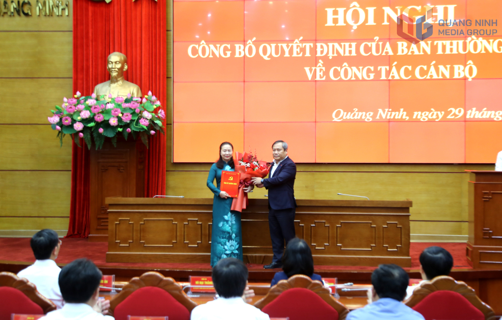 Ông Vũ Đại Thắng, Ủy viên Trung ương Đảng, Bí thư Tỉnh ủy, Trưởng Đoàn ĐBQH tỉnh Quảng Ninh trao Quyết định cho bà Vi Ngọc Bích. Ông Vũ Đại Thắng, Ủy viên Trung ương Đảng, Bí thư Tỉnh ủy, Trưởng Đoàn ĐBQH tỉnh Quảng Ninh trao Quyết định cho bà Vi Ngọc Bích.