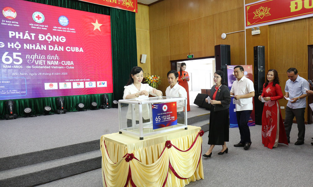 Các đại biểu tham gia ủng hộ tại chương trình. Các đại biểu tham gia ủng hộ tại chương trình.