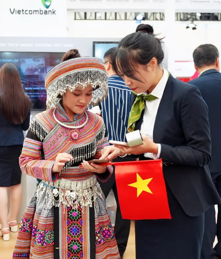 Người dân tham quan, trải nghiệm và nhận quà tại không gian giới thiệu dịch vụ ngân hàng số của Vietcombank