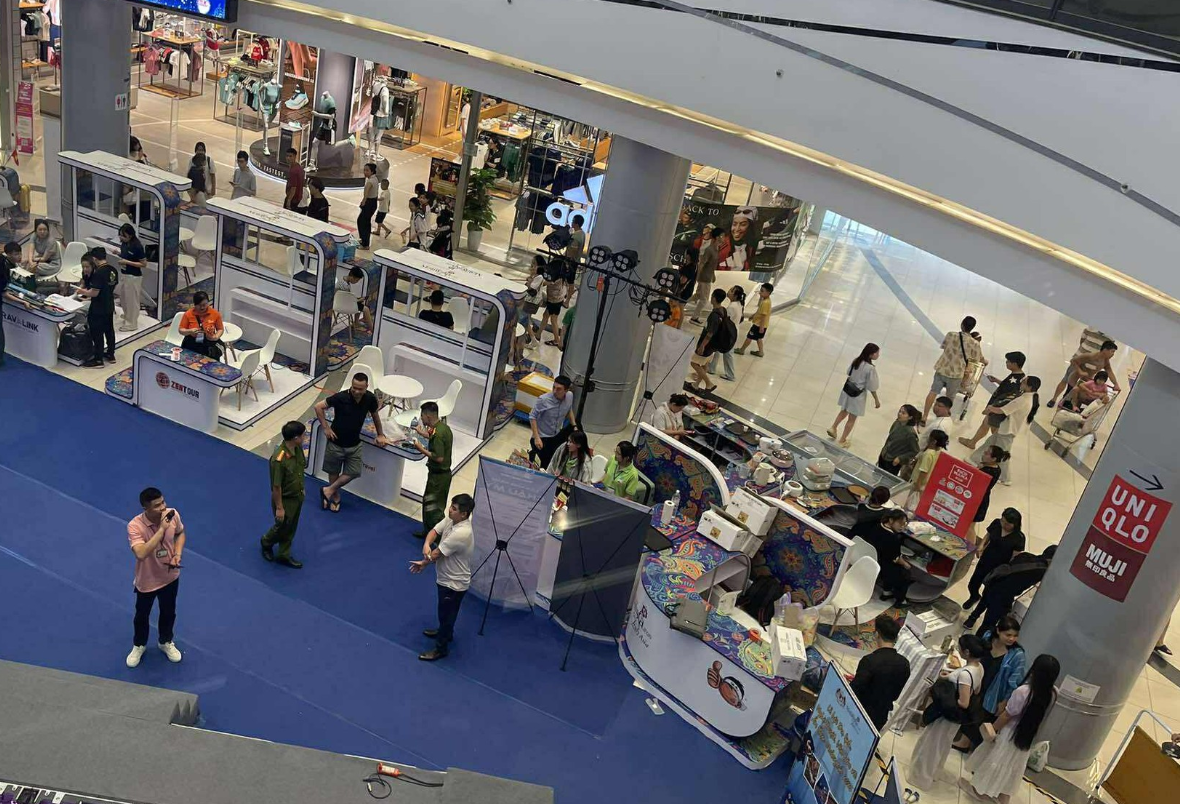 Người tiêu dùng tham quan, mua sắm tại Trung tâm thương mại AEON Long Biên (Hà Nội). Ảnh: KT