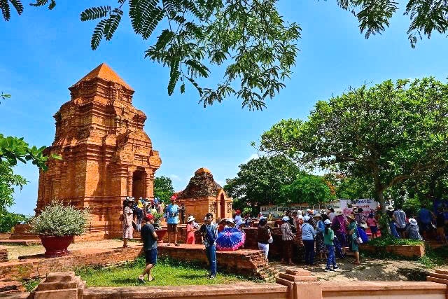 Tháp Pô Sah Inư là điểm đến nổi tiếng của tỉnh Lâm Đồng.