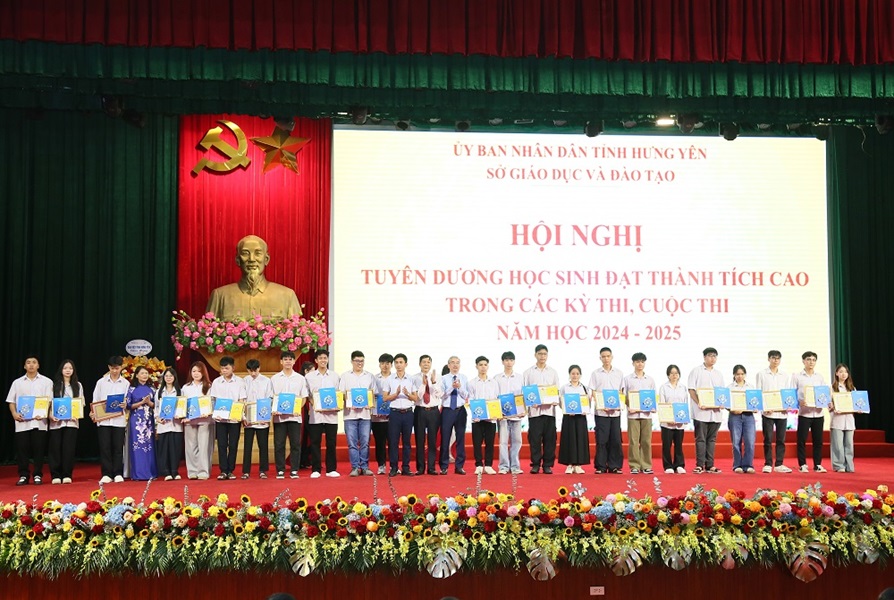 Phó Chủ tịch UBND tỉnh Phạm Văn Nghiêm cùng đại diện các đơn vị tặng Bằng khen của Bộ Giáo dục và Đào tạo, khen thưởng học sinh đạt giải trong kỳ thi học sinh giỏi quốc gia năm 2025.