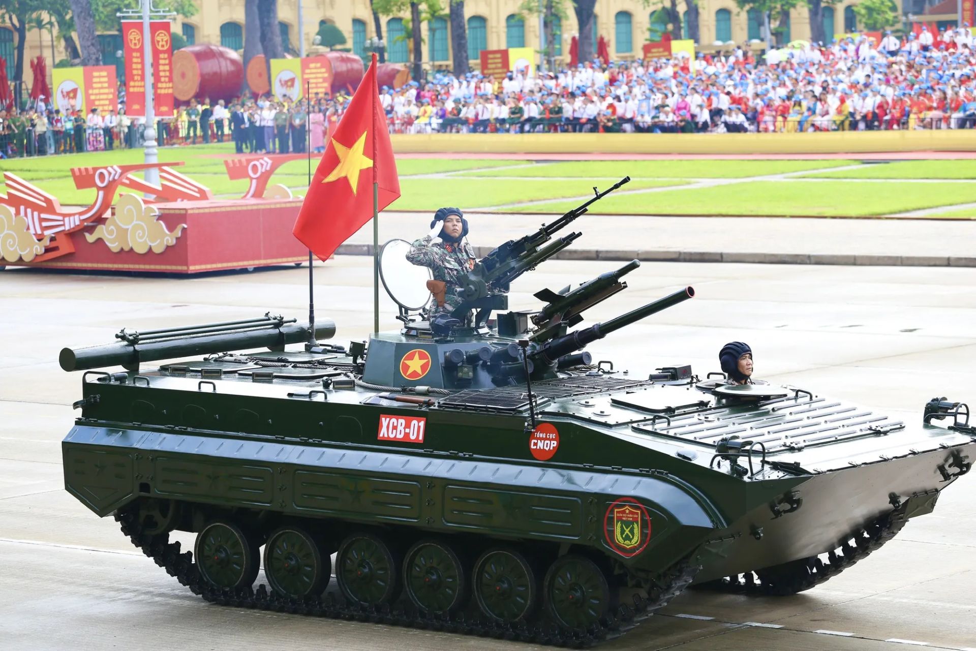 Dẫn đầu Khối xe thiết giáp do Tổng cục Công nghiệp Quốc phòng sản xuất là xe chiến đấu bộ binh XCB-01 - được trang bị pháo nòng trơn 73 ly, súng phòng không 12 ly 7, súng đại liên 7,62 ly và tên lửa chống tăng B72. Ảnh: HOÀNG GIANG