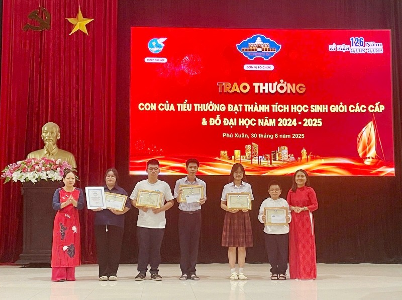 Học sinh giỏi trong các kỳ thi các cấp được khen thưởng