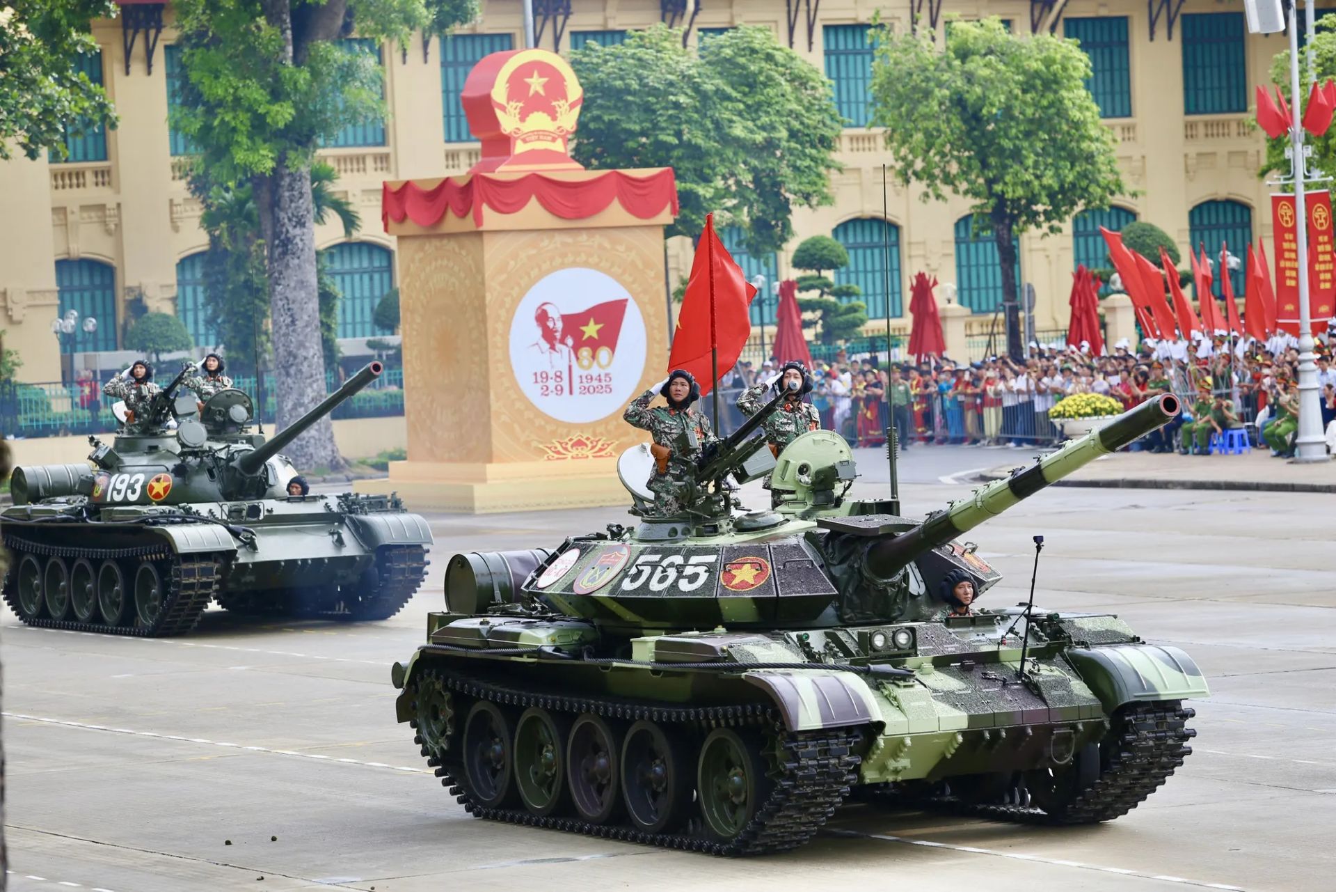 Trong không khí hào hùng của buổi tổng duyệt diễu binh, diễu hành A80, sự xuất hiện của nhiều khí tài hiện đại đã phô diễn sức mạnh, tiềm lực quốc phòng và khẳng định bước tiến vững chắc trong công cuộc hiện đại hóa của Quân đội nhân dân Việt Nam.