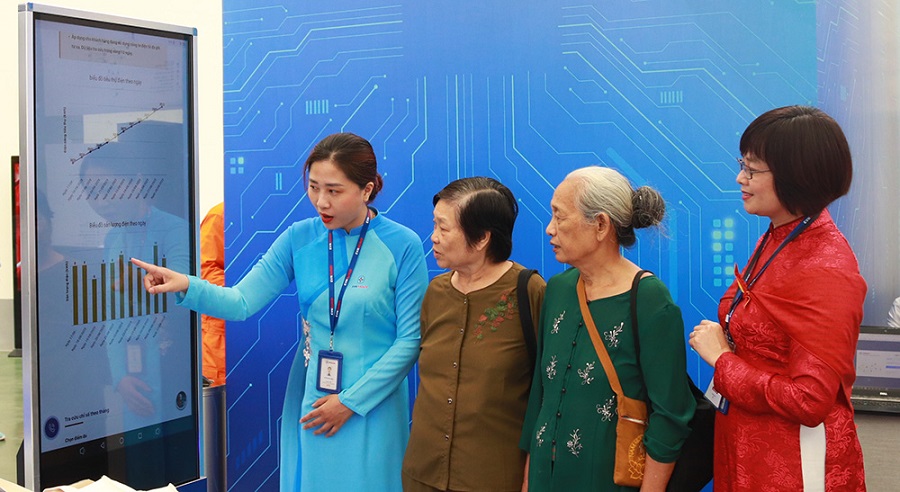 EVNHANOI hướng dẫn khách tham quan trải nghiệm sản phẩm Chăm sóc khách hàng