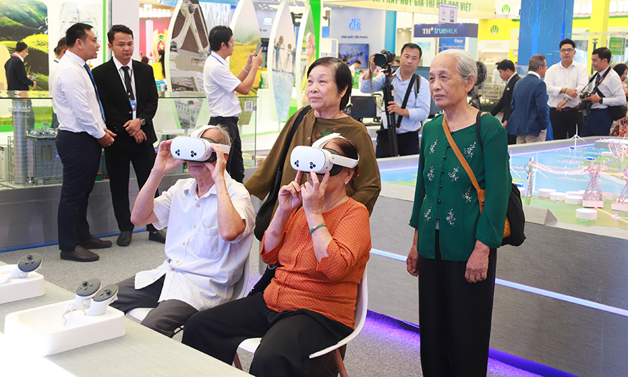 Khách tham quan trải nghiệm Kính thực tế ảo (VR) tại Triển lãm của EVN
